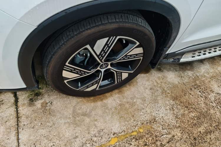 Used BYD Song Pro New Energy 2023 Champion Edition DM-i 110KM Beyond Model Left Front Wheel Hub