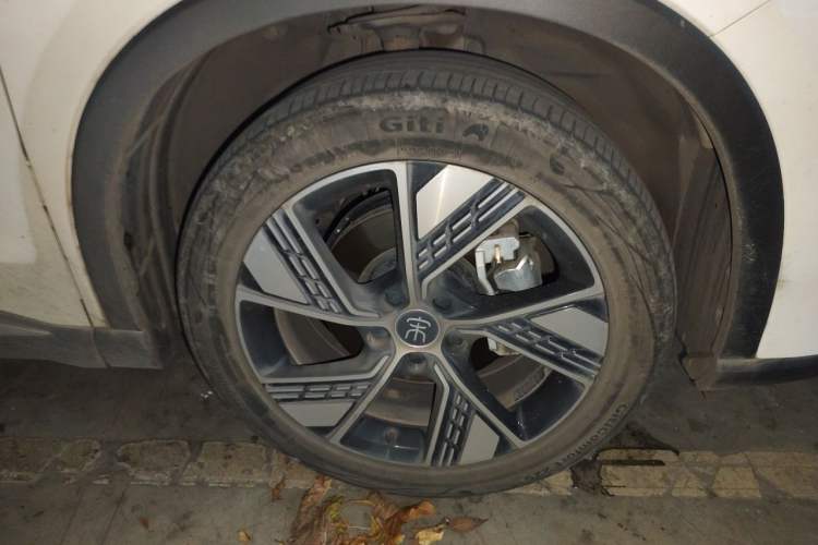 Used BYD Song Pro New Energy 2023 Champion Edition DM-i 110KM Excellence Model Right Front Wheel Hub