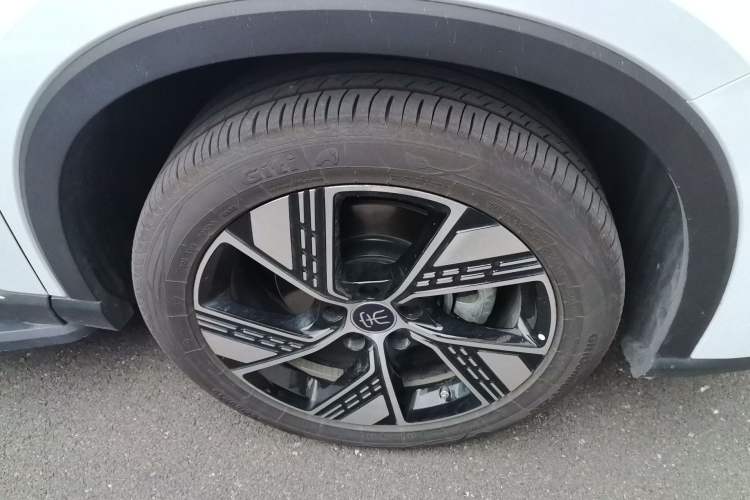 Used BYD Song Pro New Energy 2023 Champion Edition DM-i 110KM Excellence Model Right Front Wheel Hub