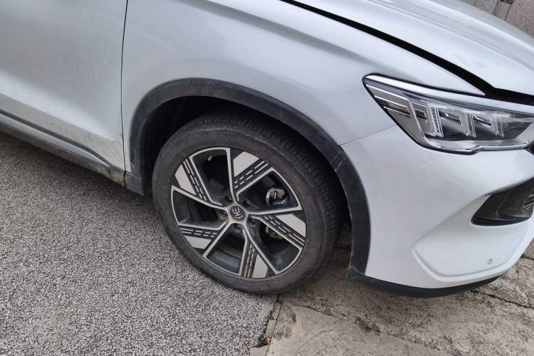 Used BYD Song Pro New Energy 2023 Champion Edition DM-i 110KM Excellence Model Right Front Wheel Hub