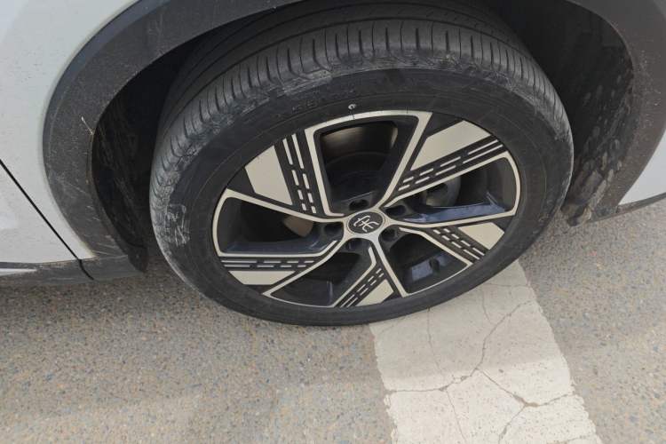 Used BYD Song Pro New Energy 2023 Champion Edition DM-i 110KM Excellence Model Right Front Wheel Hub