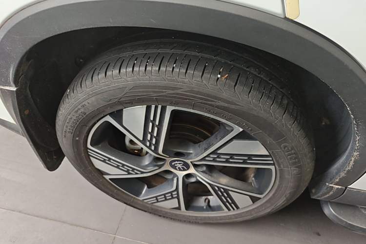 Used BYD Song Pro New Energy 2023 Champion Edition DM-i 110KM Excellence Model Right Rear Wheel Hub