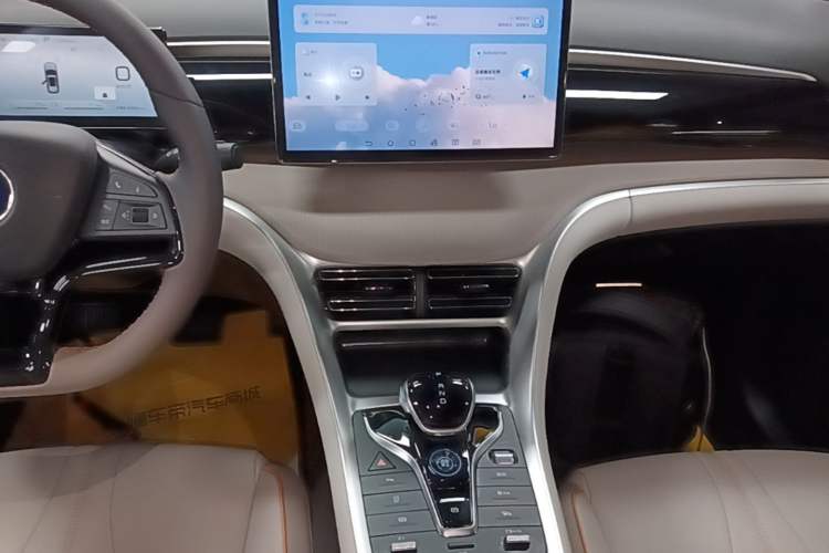 Used BYD Song Pro New Energy 2024 HONOR Edition DM-i 110KM Beyond Model Audio And AC Panel