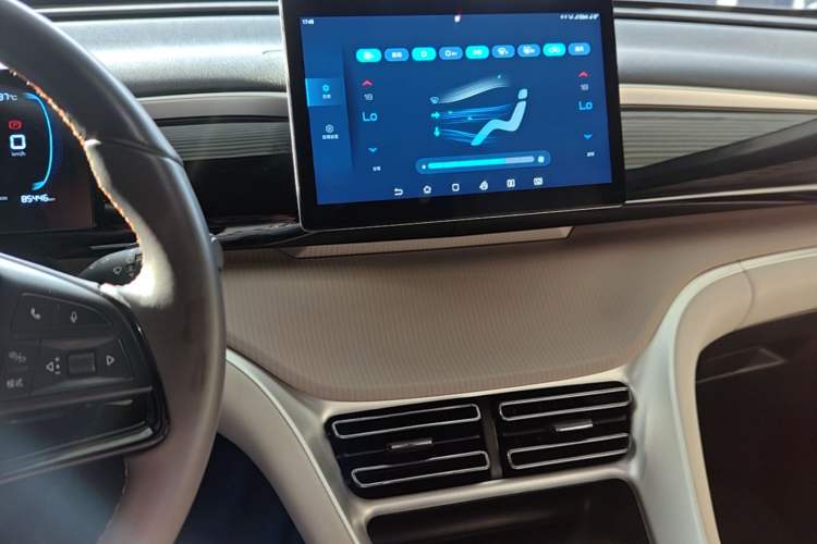 Used BYD Song Pro New Energy 2024 HONOR Edition DM-i 71KM Navigation Model Audio And AC Panel