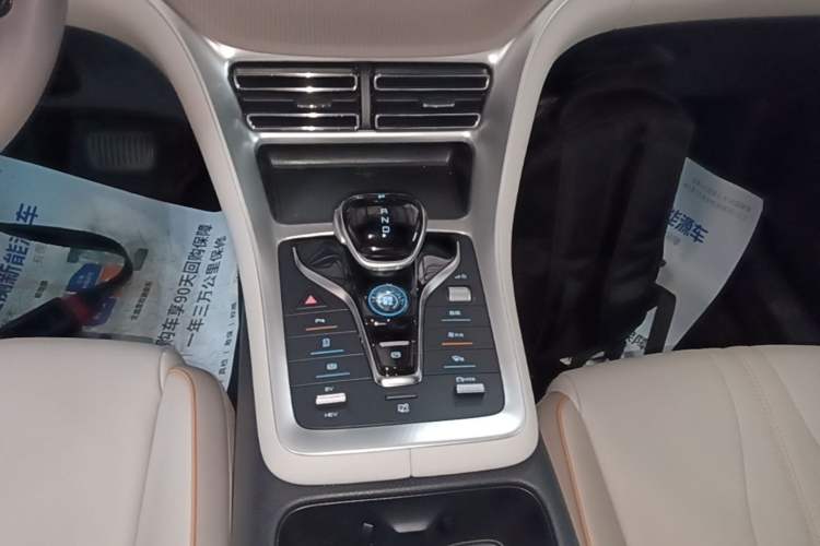 Used BYD Song Pro New Energy 2024 HONOR Edition DM-i 71KM Navigation Model Gear Lever