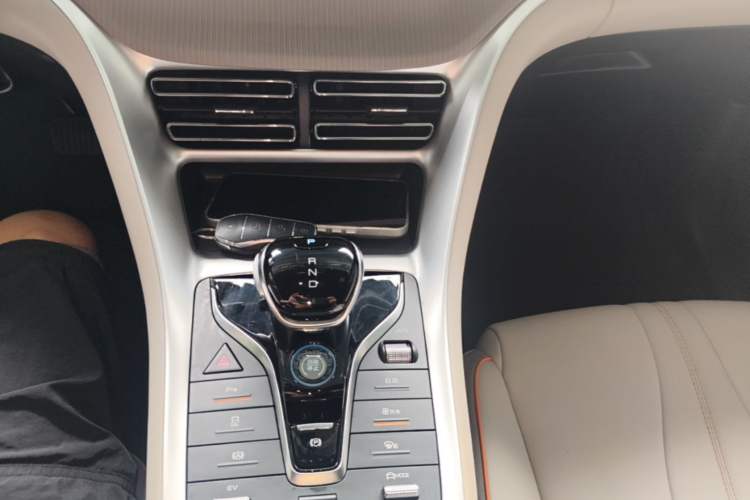 Used BYD Song Pro New Energy 2024 HONOR Edition DM-i 71KM Navigation Model Gear Lever