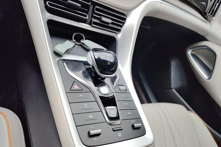 Used BYD Song Pro New Energy 2024 HONOR Edition DM-i 71KM Navigation Model Gear Lever