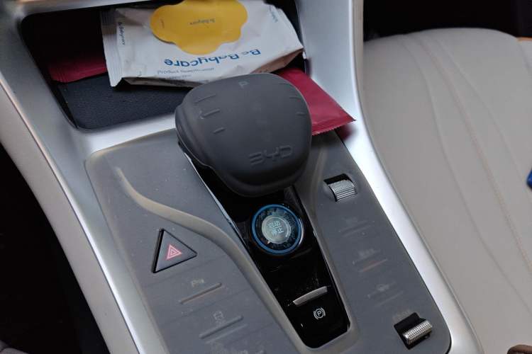Used BYD Song Pro New Energy 2024 HONOR Edition DM-i 71KM Navigation Model Gear Lever