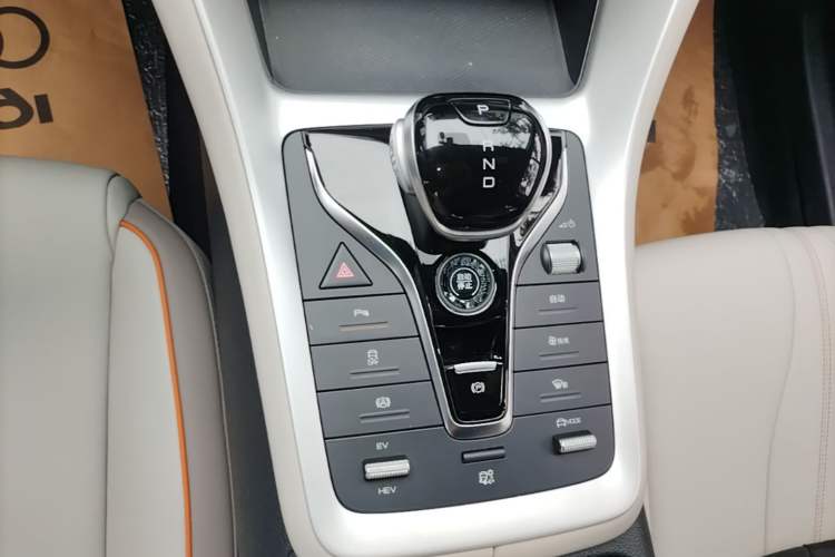 Used BYD Song Pro New Energy 2024 HONOR Edition DM-i 71KM Navigation Model Gear Lever