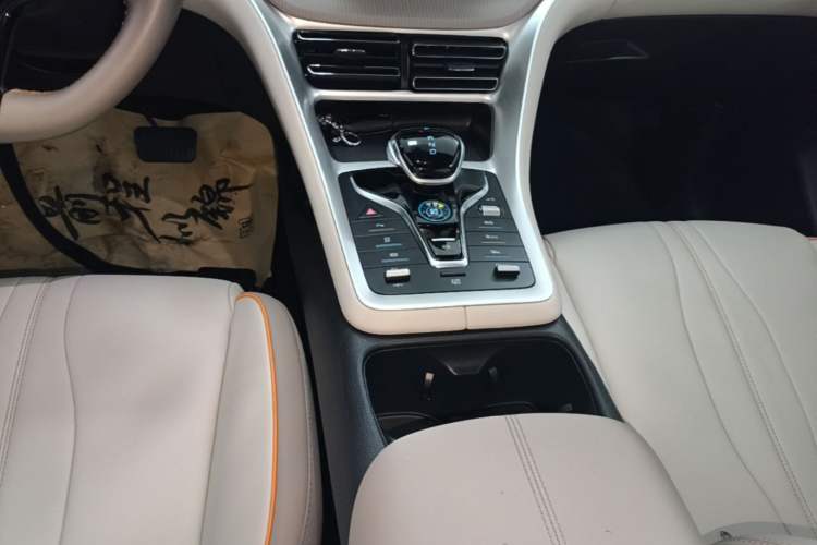 Used BYD Song Pro New Energy 2024 HONOR Edition DM-i 71KM Navigation Model Gear Lever