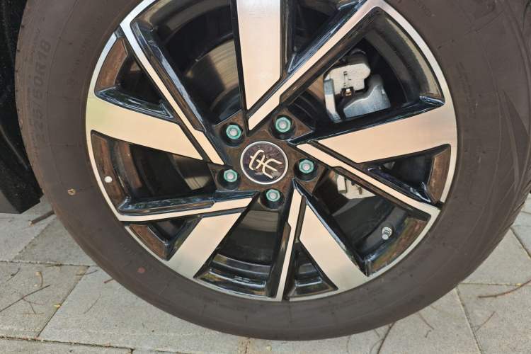Used BYD Song Pro New Energy 2024 HONOR Edition DM-i 71KM Navigation Model Right Front Wheel Hub
