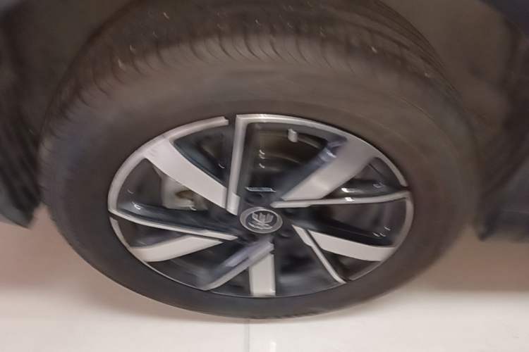 Used BYD Song Pro New Energy 2024 HONOR Edition DM-i 71KM Navigation Model Right Rear Wheel Hub