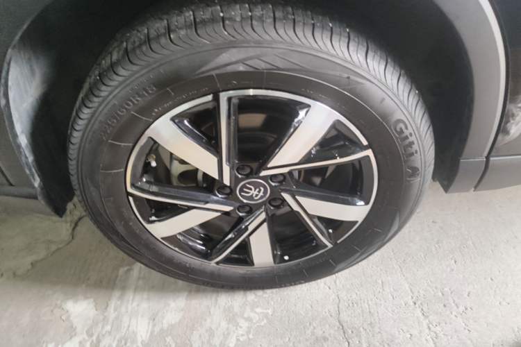 Used BYD Song Pro New Energy 2024 HONOR Edition DM-i 71KM Navigation Model Right Rear Wheel Hub