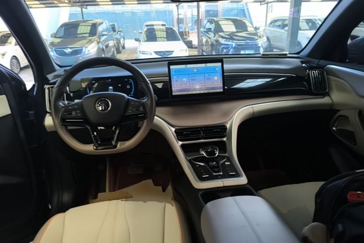Used BYD Song Pro New Energy 2024 HONOR Edition DM-i 71KM Navigation Model Center Console