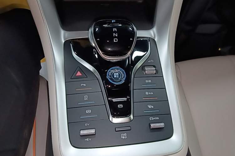 Used BYD Song Pro New Energy 2024 HONOR Edition DM-i 71KM Navigation Model Gear Lever