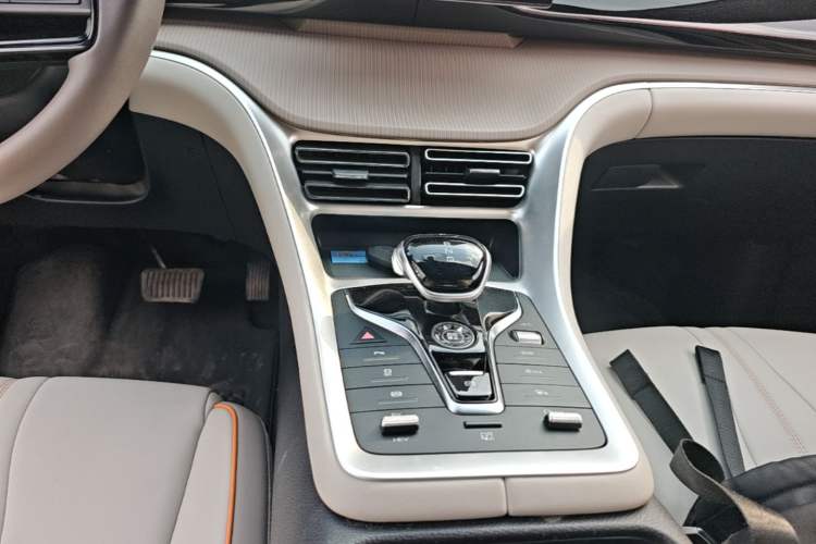 Used BYD Song Pro New Energy 2024 HONOR Edition DM-i 71KM Navigation Model Gear Lever