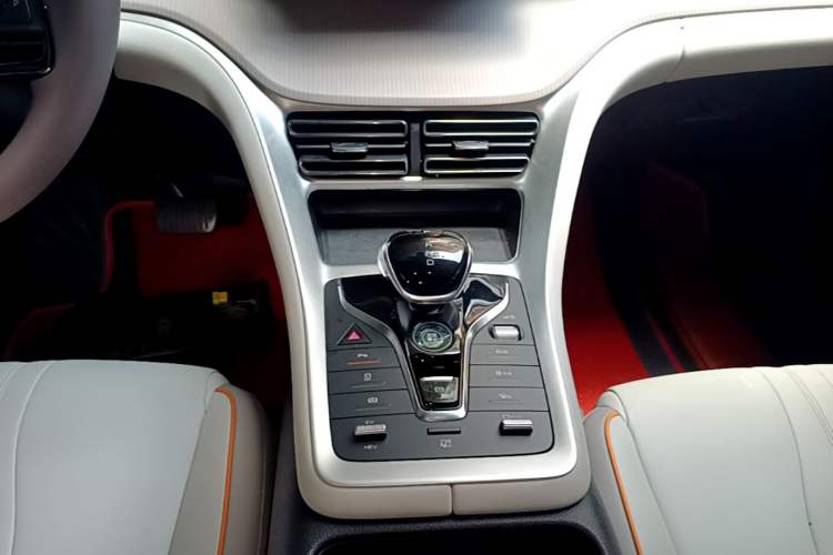 Used BYD Song Pro New Energy 2024 HONOR Edition DM-i 71KM Navigation Model Gear Lever