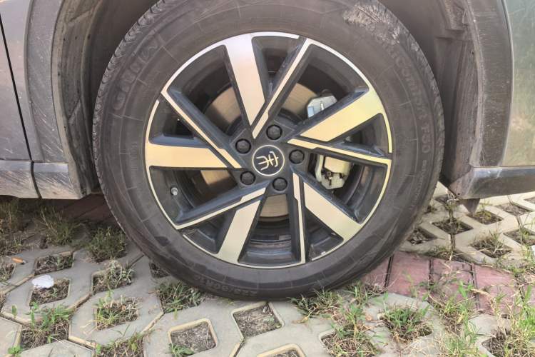 Used BYD Song Pro New Energy 2024 HONOR Edition DM-i 110KM Beyond Model Right Front Wheel Hub