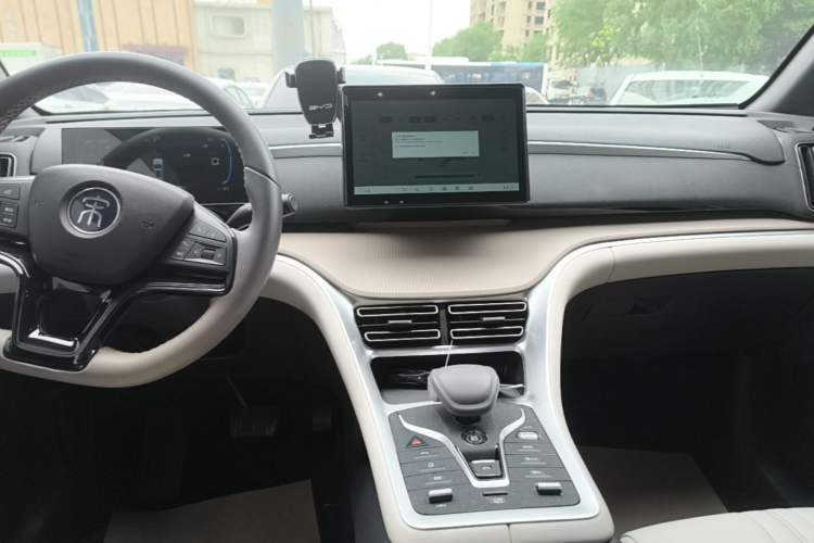 Used BYD Song Pro New Energy 2024 HONOR Edition DM-i 71KM Navigation Model Audio And AC Panel