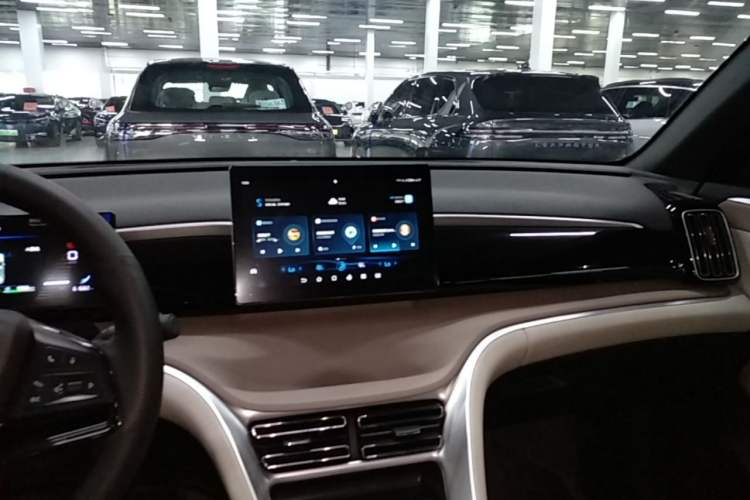 Used BYD Song Pro New Energy 2024 HONOR Edition DM-i 71KM Navigation Model Audio And AC Panel