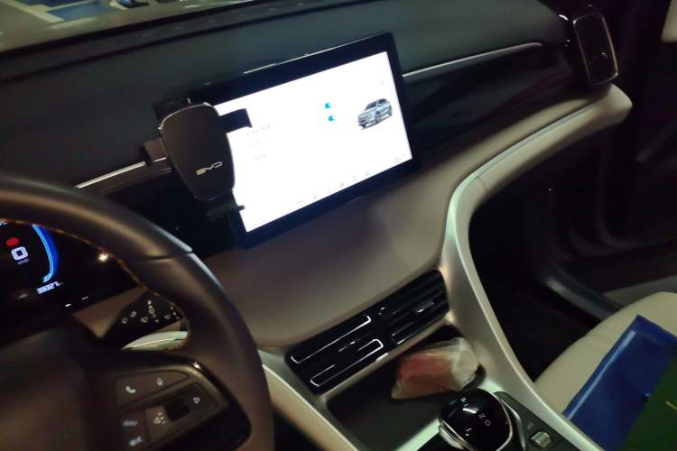 Used BYD Song Pro New Energy 2024 HONOR Edition DM-i 71KM Navigation Model Audio And AC Panel