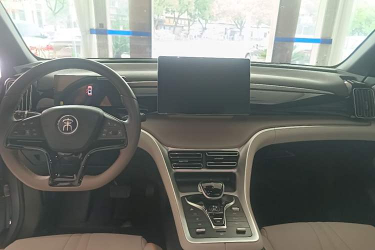 Used BYD Song Pro New Energy 2024 HONOR Edition DM-i 110KM Beyond Model Audio And AC Panel