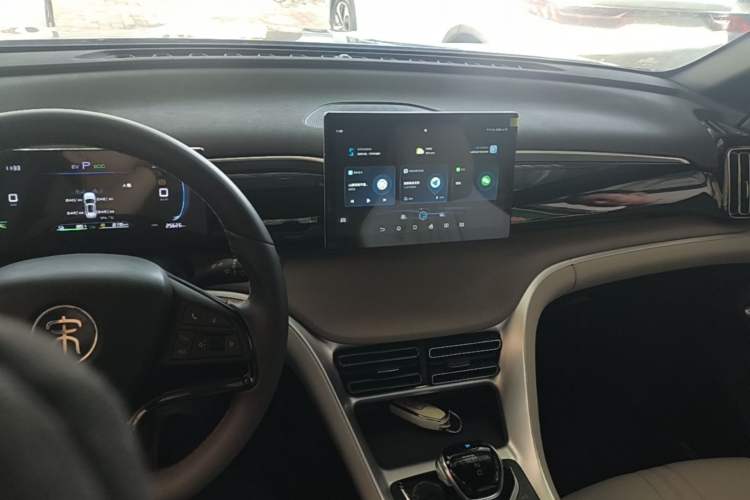 Used BYD Song Pro New Energy 2024 HONOR Edition DM-i 71KM Navigation Model Center Console