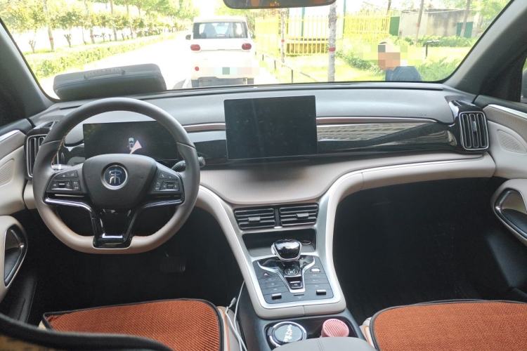 Used BYD Song Pro New Energy 2024 HONOR Edition DM-i 71KM Navigation Model Center Console