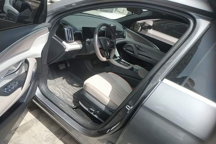 Used BYD Song Pro New Energy 2024 HONOR Edition DM-i 71KM Navigation Model Driver Seat