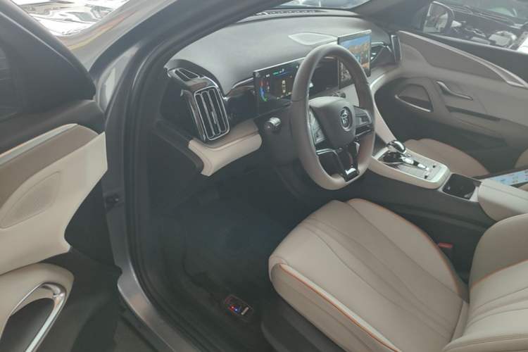 Used BYD Song Pro New Energy 2024 HONOR Edition DM-i 71KM Leading Model Driver Seat
