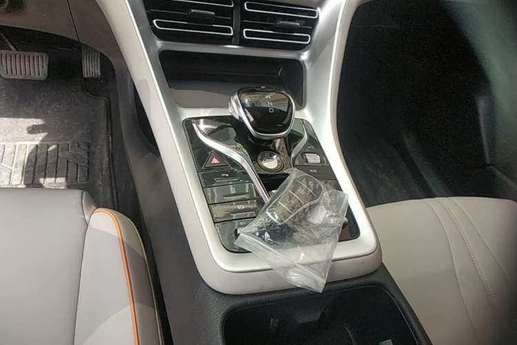 Used BYD Song Pro New Energy 2024 HONOR Edition DM-i 71KM Navigation Model Gear Lever
