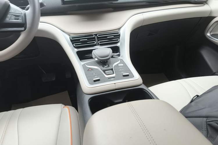 Used BYD Song Pro New Energy 2024 HONOR Edition DM-i 71KM Navigation Model Gear Lever