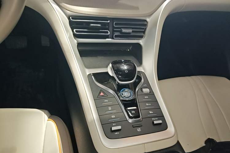Used BYD Song Pro New Energy 2024 HONOR Edition DM-i 71KM Navigation Model Gear Lever