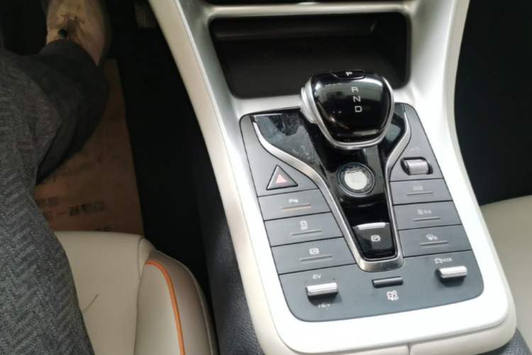 Used BYD Song Pro New Energy 2024 HONOR Edition DM-i 71KM Navigation Model Gear Lever