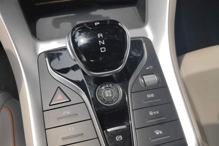 Used BYD Song Pro New Energy 2024 HONOR Edition DM-i 71KM Navigation Model Gear Lever