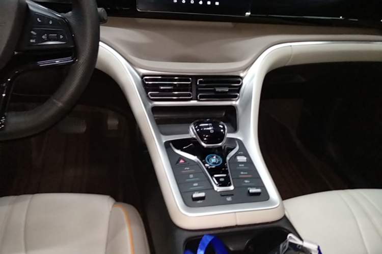 Used BYD Song Pro New Energy 2024 HONOR Edition DM-i 71KM Navigation Model Gear Lever