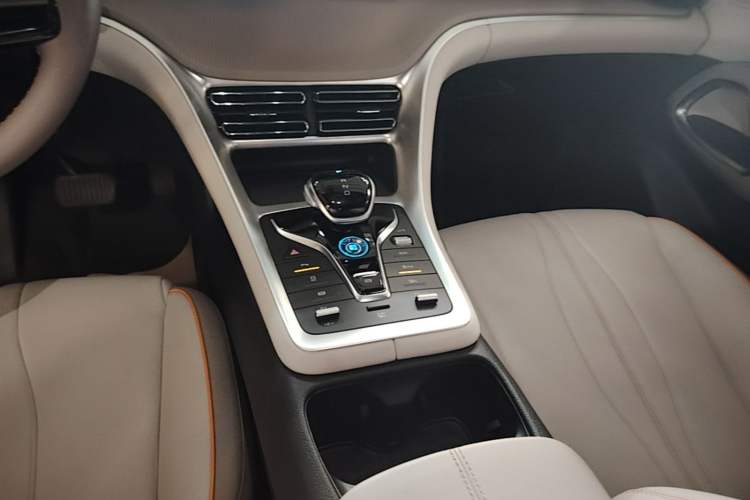 Used BYD Song Pro New Energy 2024 HONOR Edition DM-i 71KM Navigation Model Gear Lever