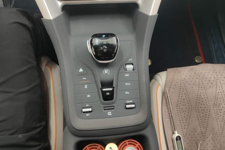 Used BYD Song Pro New Energy 2024 HONOR Edition DM-i 71KM Navigation Model Gear Lever
