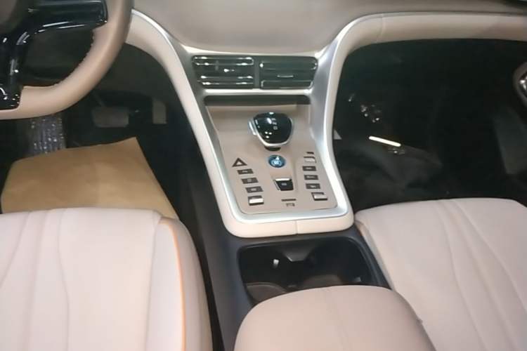 Used BYD Song Pro New Energy 2024 HONOR Edition DM-i 71KM Navigation Model Gear Lever
