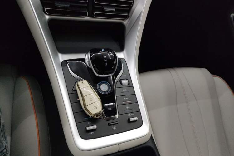 Used BYD Song Pro New Energy 2024 HONOR Edition DM-i 71KM Navigation Model Gear Lever