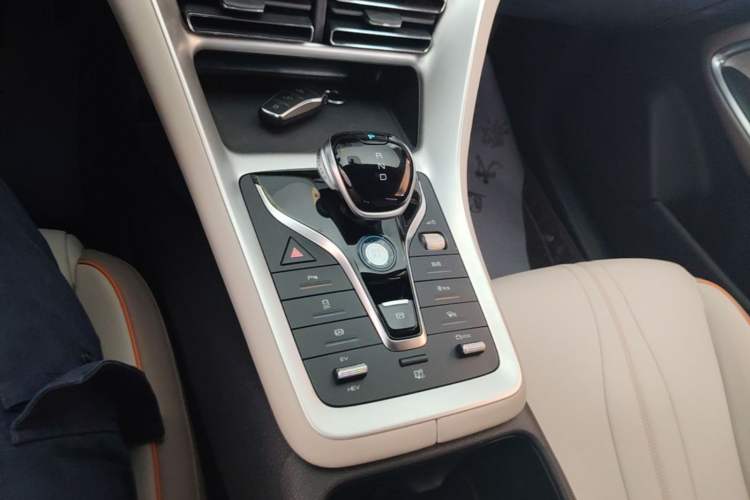 Used BYD Song Pro New Energy 2024 HONOR Edition DM-i 71KM Navigation Model Gear Lever