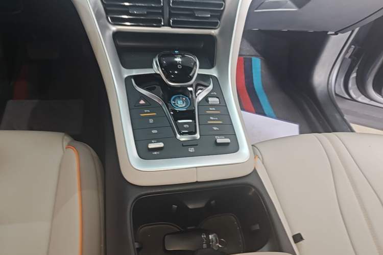 Used BYD Song Pro New Energy 2024 HONOR Edition DM-i 71KM Navigation Model Gear Lever
