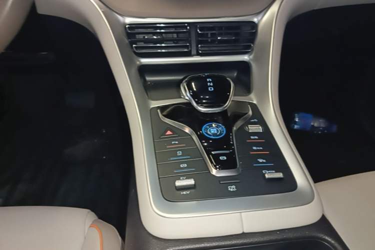 Used BYD Song Pro New Energy 2024 HONOR Edition DM-i 71KM Navigation Model Gear Lever