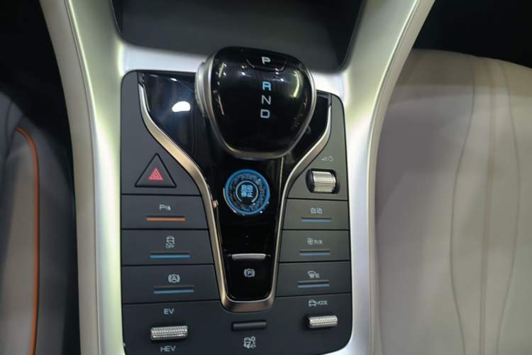 Used BYD Song Pro New Energy 2024 HONOR Edition DM-i 71KM Navigation Model Gear Lever
