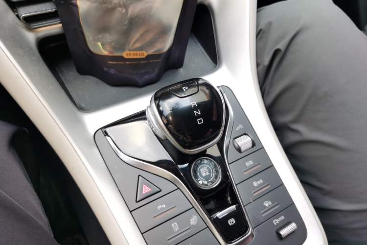 Used BYD Song Pro New Energy 2024 HONOR Edition DM-i 71KM Navigation Model Gear Lever