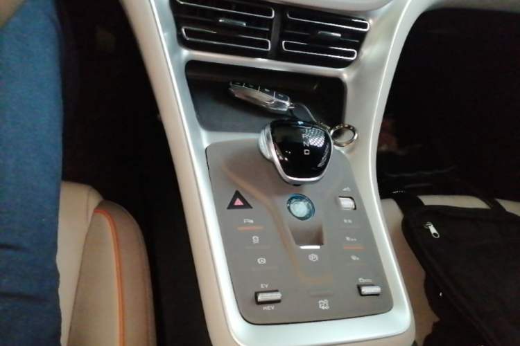Used BYD Song Pro New Energy 2024 HONOR Edition DM-i 71KM Navigation Model Gear Lever