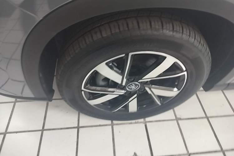 Used BYD Song Pro New Energy 2024 HONOR Edition DM-i 71KM Leading Model Left Front Wheel Hub