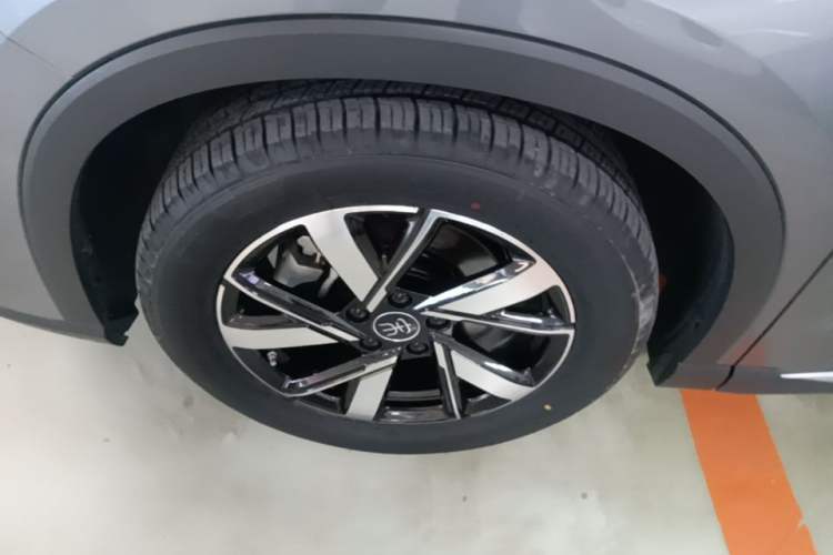 Used BYD Song Pro New Energy 2024 HONOR Edition DM-i 110KM Beyond Model Left Front Wheel Hub
