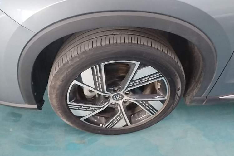 Used BYD Song Pro New Energy 2024 HONOR Edition DM-i 110KM Excellence Model Left Front Wheel Hub