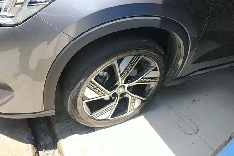 Used BYD Song Pro New Energy 2024 HONOR Edition DM-i 110KM Excellence Model Left Front Wheel Hub